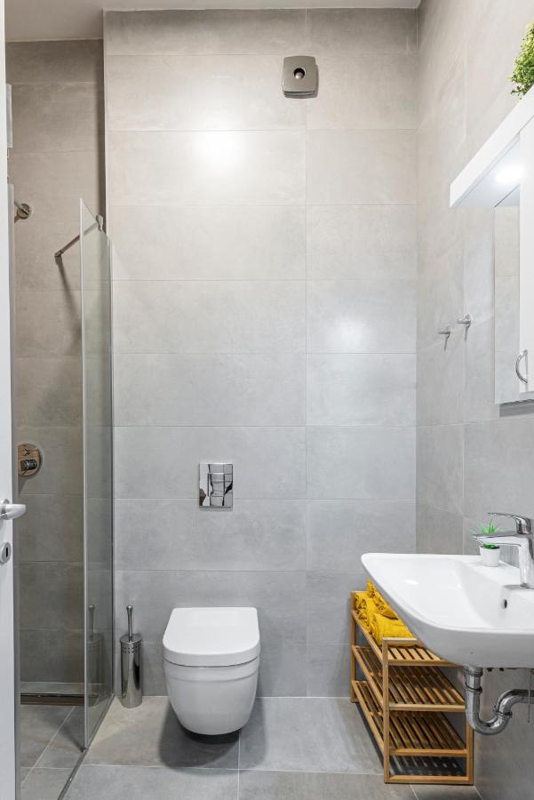 Vertigo Modern Studio-Free Private Parking-Fast Wi-Fi Novi Sad Esterno foto